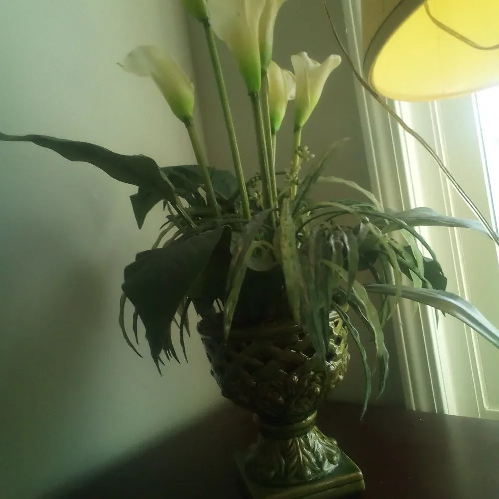👵EUC VINTAGE calla lily faux FLOWER ARRANGEMENT